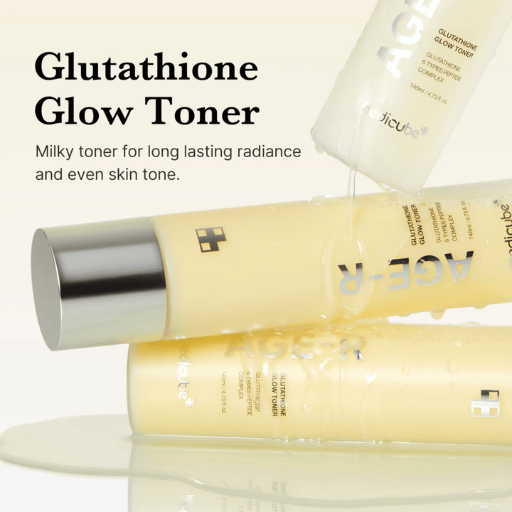 Medicube Age-R Glutathione Glow Toner visas i en gul flaska. Produkten beskrivs som en mjölkig toner som ger långvarig lyster och jämn hudton. Tonern innehåller glutation och ett peptidkomplex för att förbättra hudens utseende och struktur.