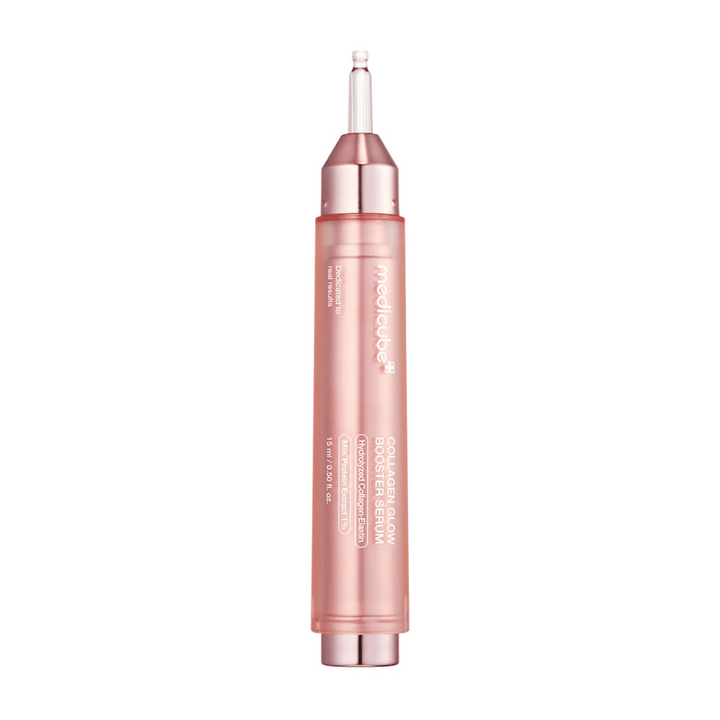 Medicube Collagen Glow Booster Serum är en avancerad hudvårdsprodukt designad för att förbättra hudens lyster och elasticitet. Förpackningen är elegant i rosa, vilket framhäver serumets fokus på att ge huden en ungdomlig och strålande glöd.