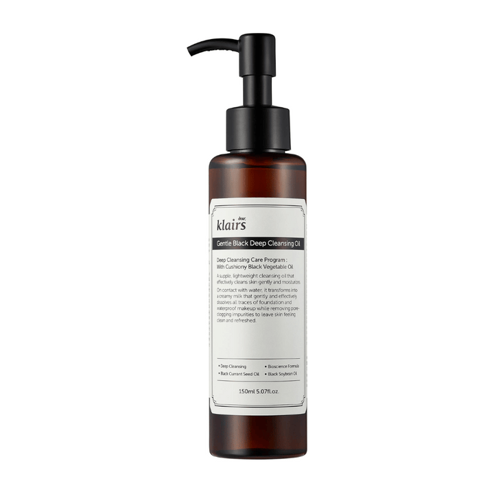 Flaska med Klairs Gentle Black Deep Cleansing Oil, en rengöringsolja, med svart pump och text som beskriver produkten, mot en vit bakgrund.