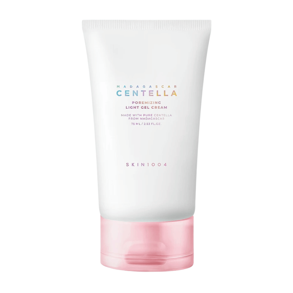 Madagascar Centella Poremizing Light Gel Cream presenteras i en vit och rosa tub. Produkten är gjord med ren centella från Madagaskar och har en lätt geléliknande konsistens, vilket gör den idealisk för att reducera porer och ge en fräsch känsla.