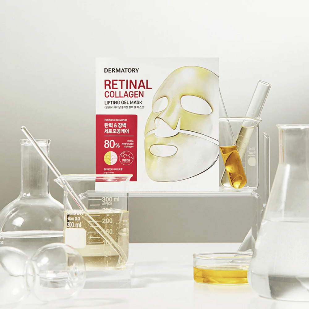 En Dermatory Retinal Collagen Lifting Gel Mask-förpackning visas tillsammans med olika laboratorieglas och pipetter, vilket framhäver produktens vetenskapliga och högkvalitativa formulering. Masken innehåller 80% kollagen för en lyftande och föryngrande effekt.