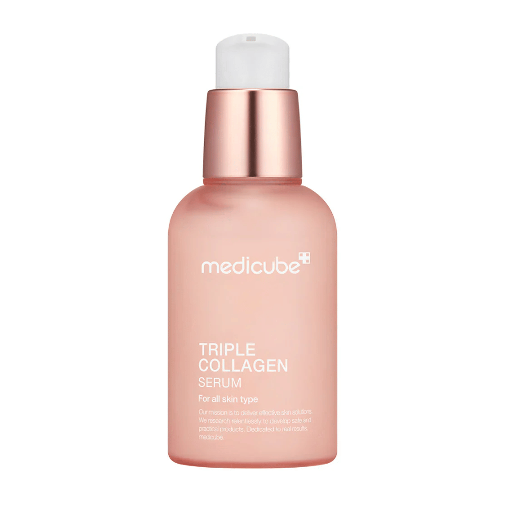 En rosa flaska av Medicube Triple Collagen Serum, designad för alla hudtyper. Den släta, frostade glasflaskan med en metallisk rosa kork och vit pump ger en elegant look, och texten framhäver serumets trippelkollagenformula.