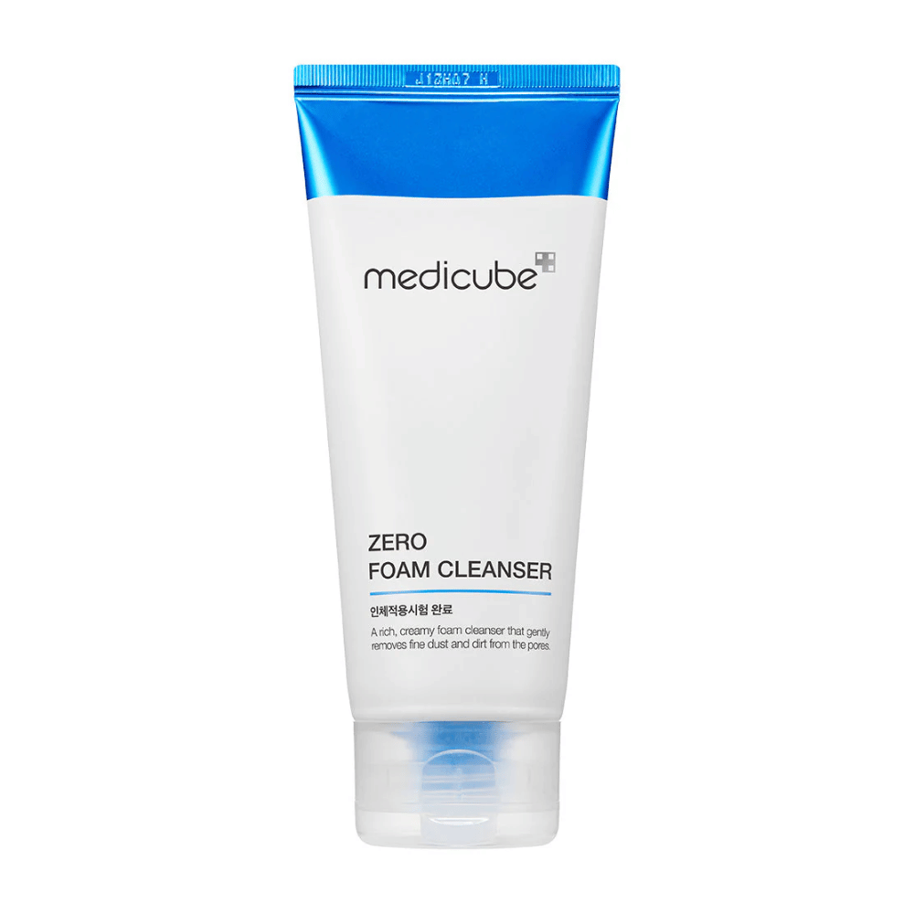 Medicube Zero Foam Cleanser i en vit tub med blå detaljer. Produkten är en krämig skumrengöring som försiktigt tar bort smuts och orenheter från porerna. Tuber är designad med en enkel och modern stil.